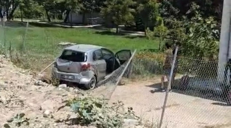 Otomobil enstitünün bahçesine düştü: 3 yaralı