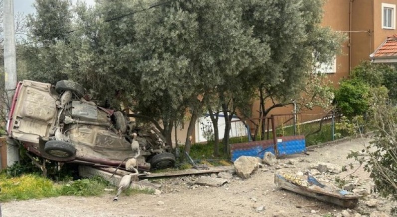 Otomobil evin bahçe duvarına çarptı: 1 ölü, 1 yaralı