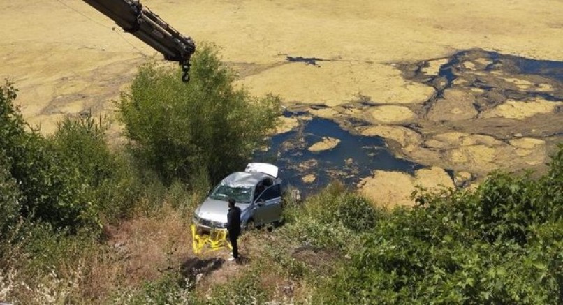 Otomobil göle düştü