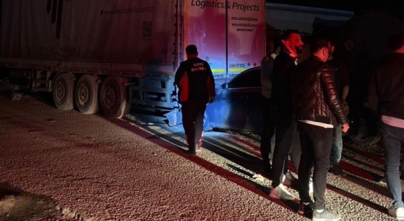 Otomobil iki tır arasında sıkıştı