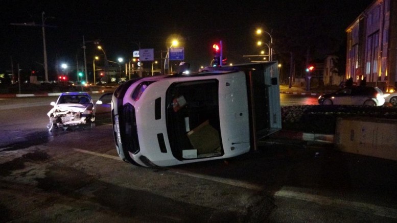 Otomobil ile çarpışan kamyonet devrildi: 1 yaralı