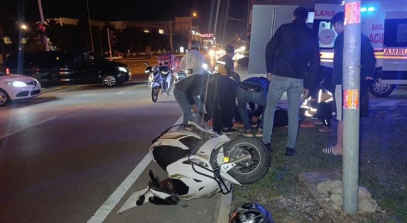 Otomobil ile çarpışan motosikletli acı içinde yerde kaldı