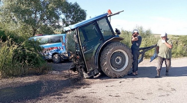 Otomobil ile çarpışan traktör ikiye bölündü: 2 yaralı