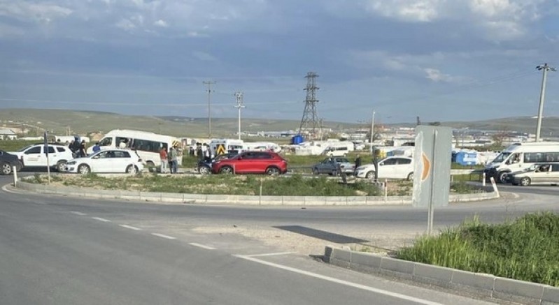 Otomobil ile işçi servisi çarpıştı: 6 yaralı