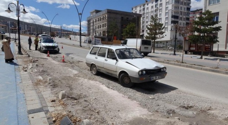 Otomobil ile kamyonet çarpıştı: 1 yaralı