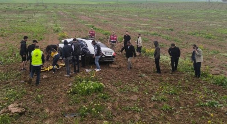 Otomobil ile kamyonet çarpıştı: 2 ölü, 3 ağır yaralı