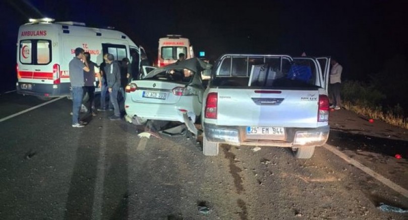Otomobil ile pikap çarpıştı: 1’i ağır 3 yaralı