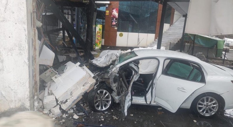 Otomobil iş yerine girdi: 5 yaralı
