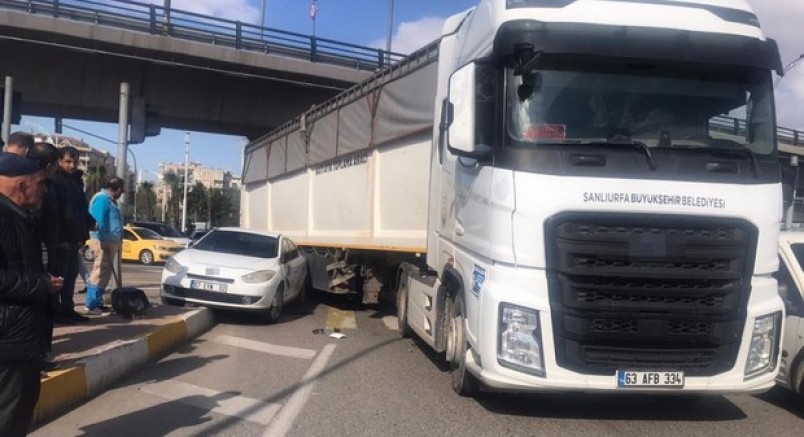 Otomobil kaldırımdaki öğrencilere çarptı: 2 yaralı