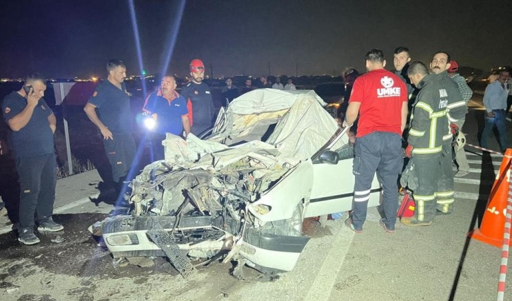Otomobil kamyonetle çarpıştı: 1 ölü, 2 yaralı