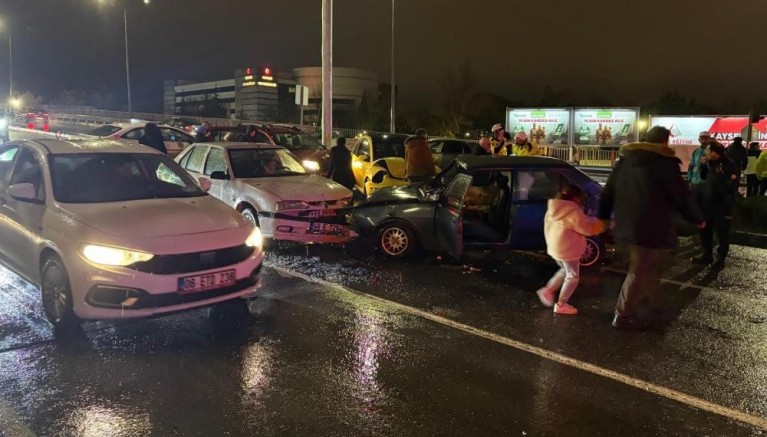 Otomobil kırmızı ışıkta bekleyen 5 araca çarptı: 2 yaralı