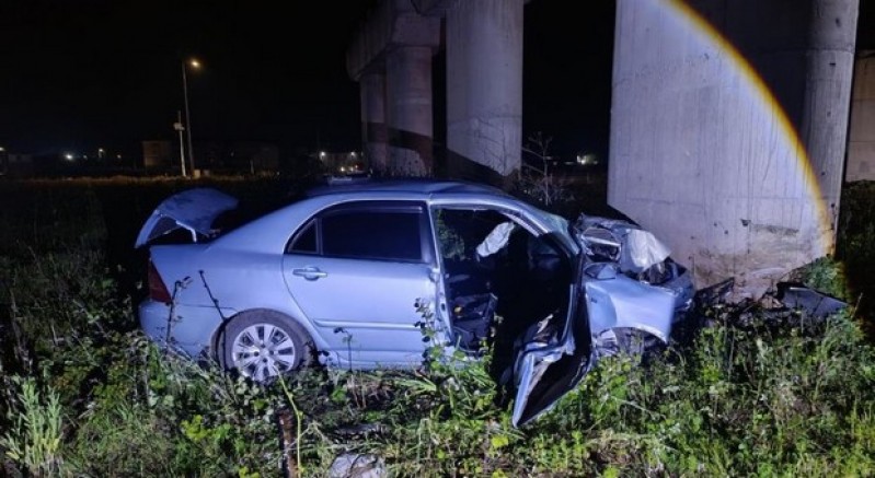 Otomobil köprü ayağına çarparak durdu: 2 yaralı