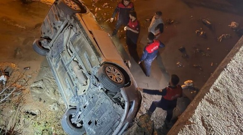 Otomobil köprüden su kanalına uçtu: 3 yaralı