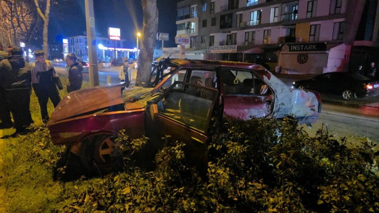 Otomobil refüjdeki ağaca çarptı: 1 kişi yaralandı