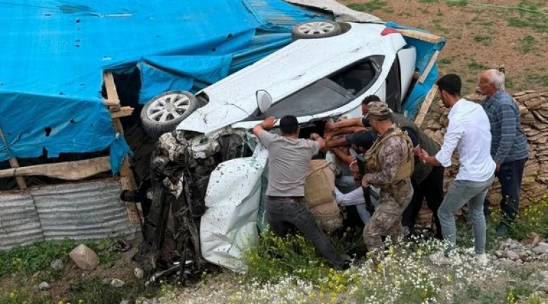 Otomobil şarampole devrildi: 2 yaralı