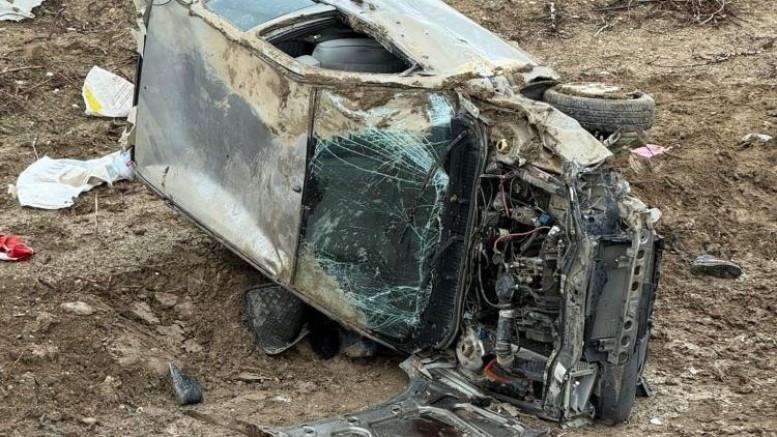 Otomobil şarampole yuvarlandı: 1'i ağır 2 yaralı