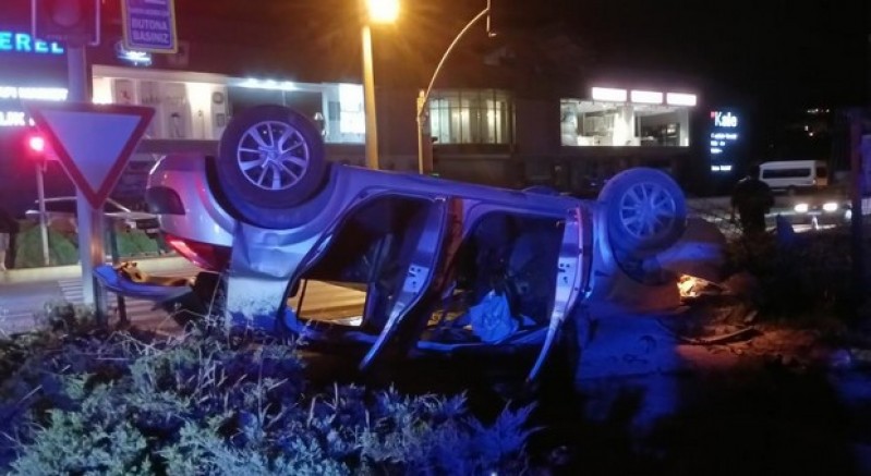 Otomobil takla atarak ters döndü: 1'i ağır 4 yaralı