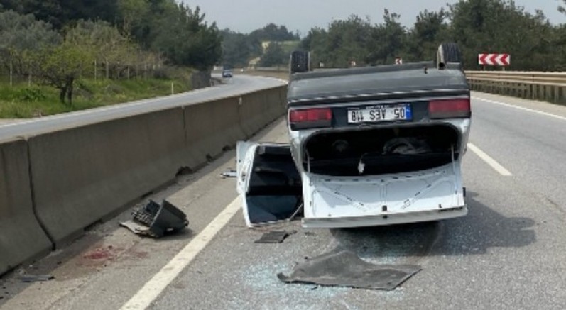 Otomobil takla atıp ters durdu