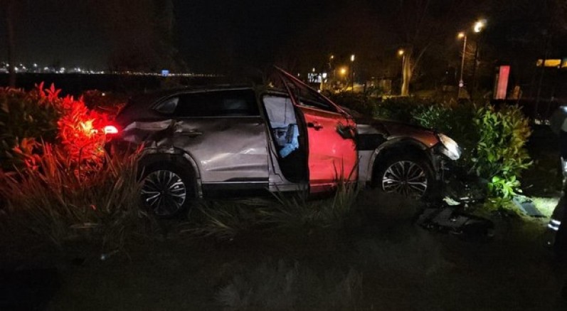 Otomobil taklalar atarak parka savruldu: 1 yaralı