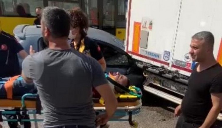 Otomobil tıra çarptı, sürücü ağır yaralı
