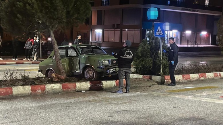 Otomobil yayalara çarptı: 3 yaralı
