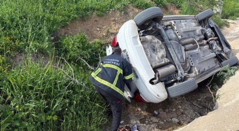 Otomobil yol kenarına devrildi: 5 kişi yaralandı