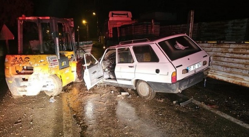 Otomobil, yük indiren forklifte çarptı: 4 yaralı