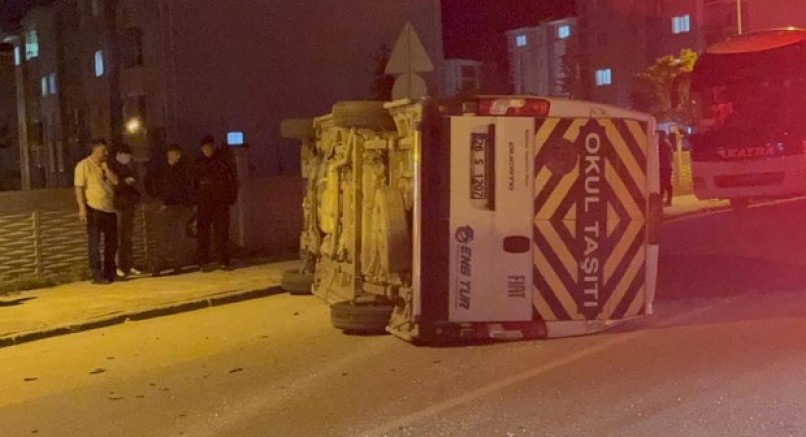 Otomobilin çarptığı işçi servisi yan yattı: 7 yaralı