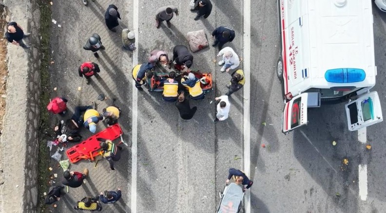 Otomobille çarpışan elektrikli bisiklet hurdaya döndü: 2 ağır yaralı