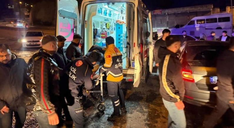 Otomobille çarpışan motosikletteki çift yaralandı