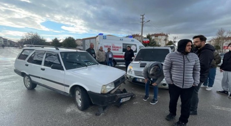 Otomobille hafif ticari araç çarpıştı: 1 yaralı