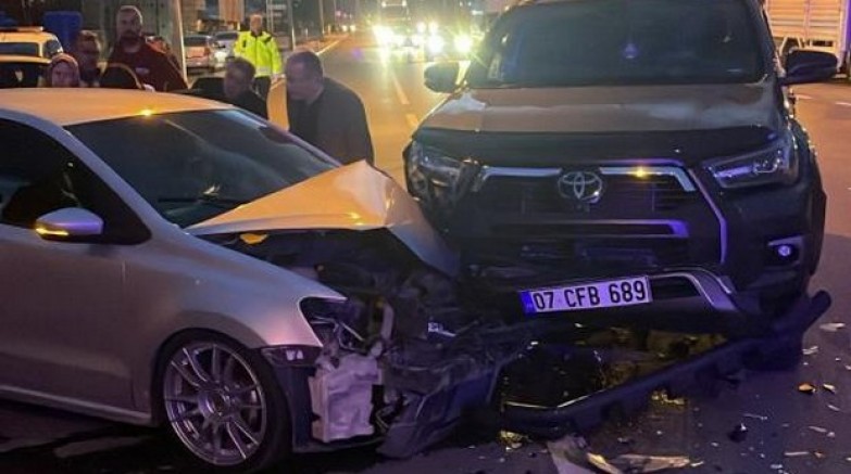 Otomobille kamyonet çarpıştı: 1'i ağır 5 yaralı