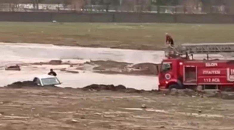 Otomobille suda mahsur kalan 2 kişi kurtarıldı