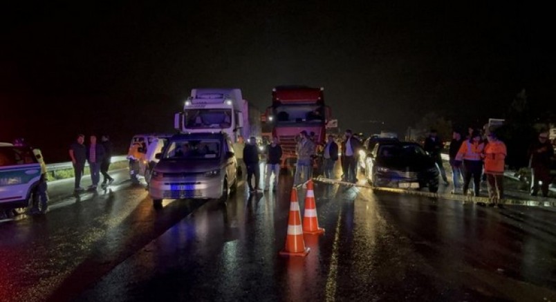 Otoyolunda kamyonet tırla çarpıştı: 1 ölü, 1 yaralı