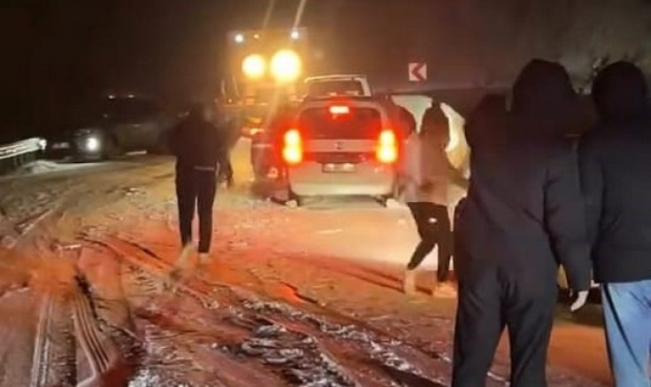 Oylat Kaplıcaları'nda 20 araç yolda mahsur kaldı