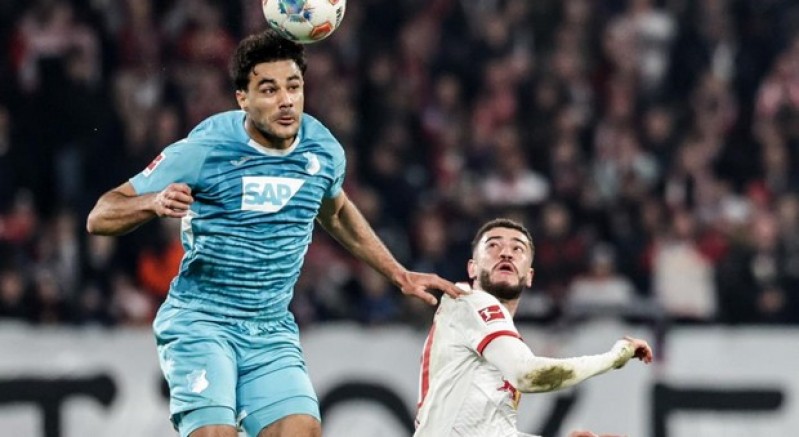 Ozan Kabak, sözleşmesini uzattı