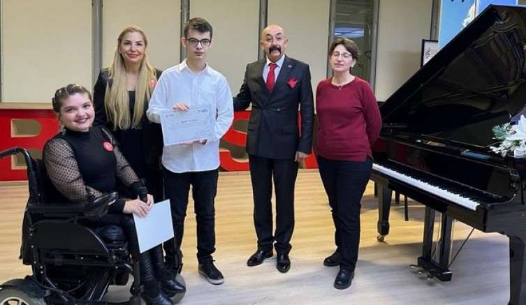 Özel bireylerden unutulmaz piyano resitali