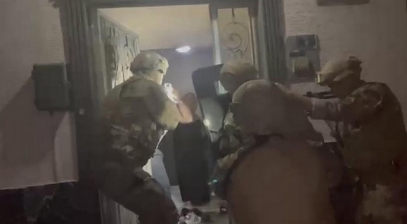 Özel Harekat kapıları koçbaşıyla kırdı