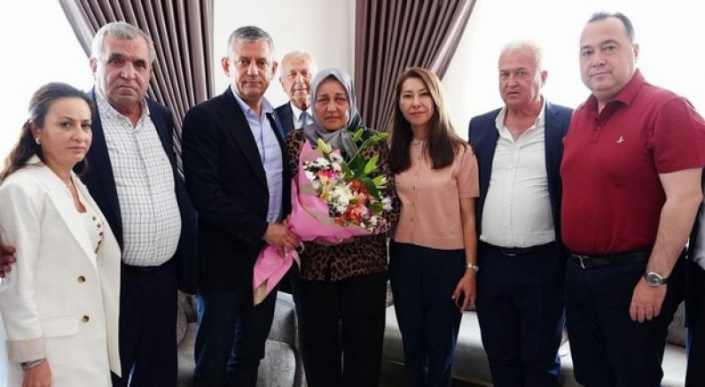 Özgür Özel'den Anneler Günü'nde duygu dolu ziyaret