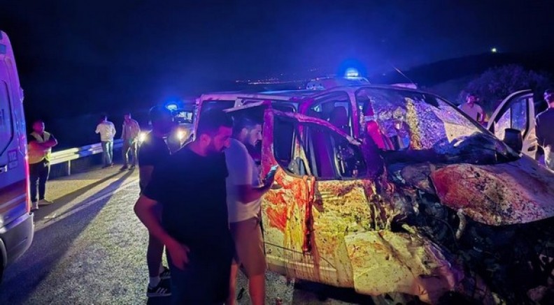 Panelvan yola çıkan ata çarptı: 1 ölü, 2 yaralı