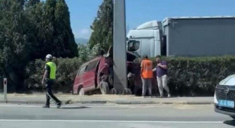 Panelvan yön tabelasına çarptı: 1 ölü, 2 yaralı