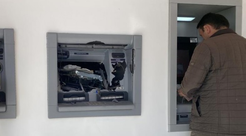 Para çekemediği ATM'yi balyozla parçaladı