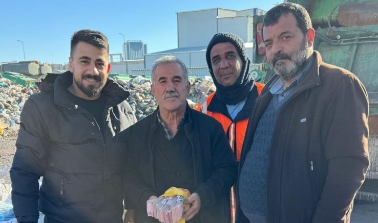 Para poşetini çöpe attı, çöp poşetiyle bankaya gitti