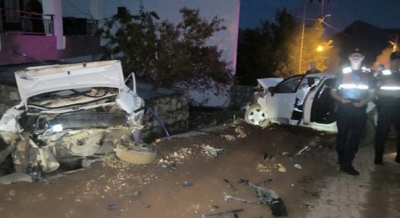 Park hakindeki araca çarptı: 4 yaralı