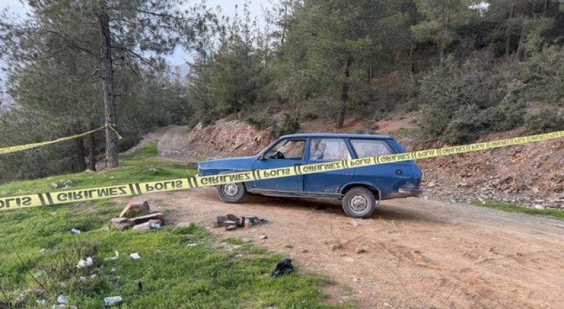 Park halindeki araçta erkek cesedi bulundu