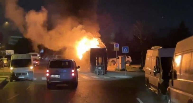 Park halindeki midibüs alevlere teslim oldu