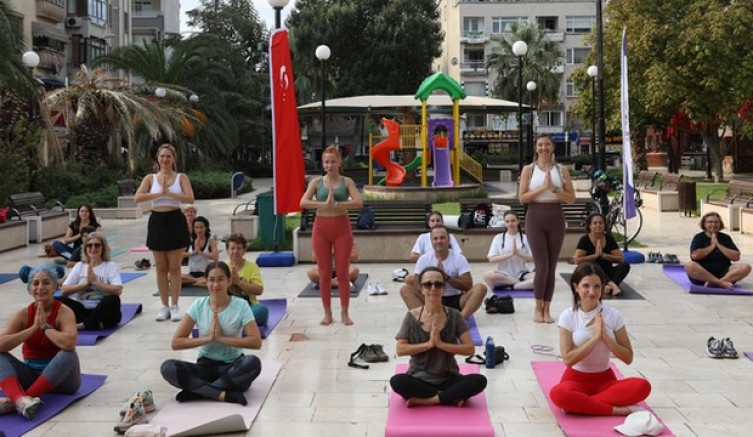 Pazar sabahına yoga ile başladılar