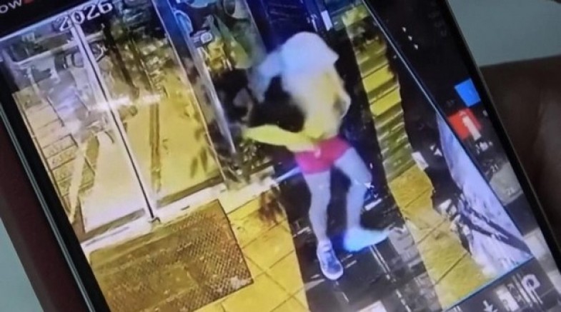 Peruk takıp şort giydi: "Yok artık" dedirtti