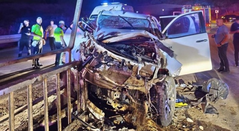 Pikap bariyerlere ok gibi saplandı: 2 yaralı