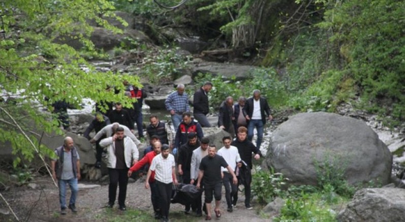 Piknik yapan kardeşlerin üzerine kaya düştü: 1 ölü